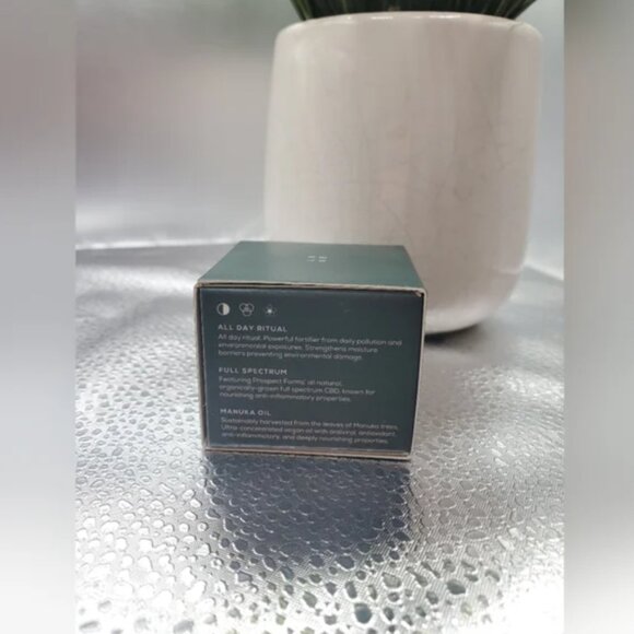 2/$25 - Cannuka Luxe Manuka Honey - Lip Balm AS SEEN IN ALLURE MAGAZINE - RT$35 - Picture 3 of 3